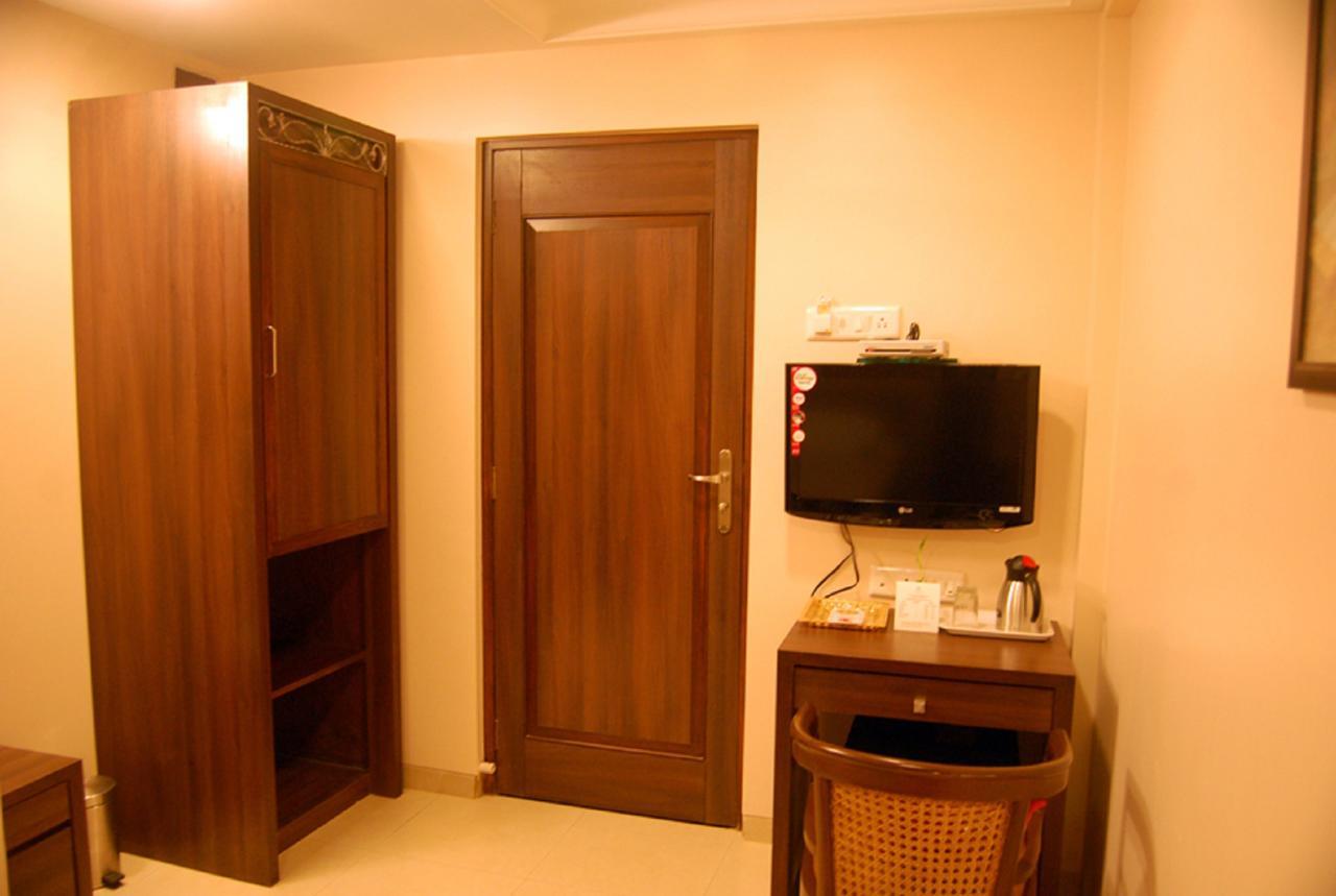 Haredia Hotel Mumbai Bagian luar foto