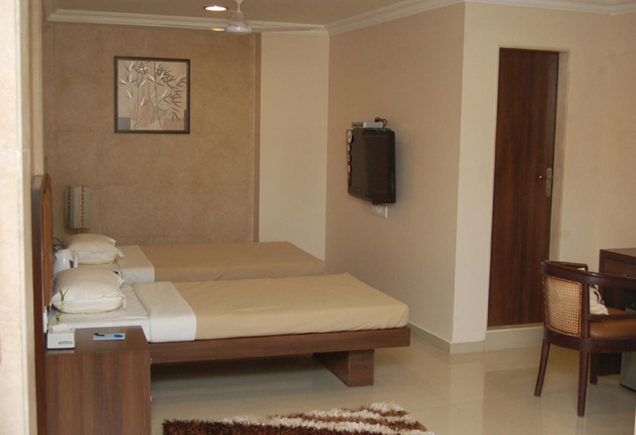 Haredia Hotel Mumbai Bagian luar foto