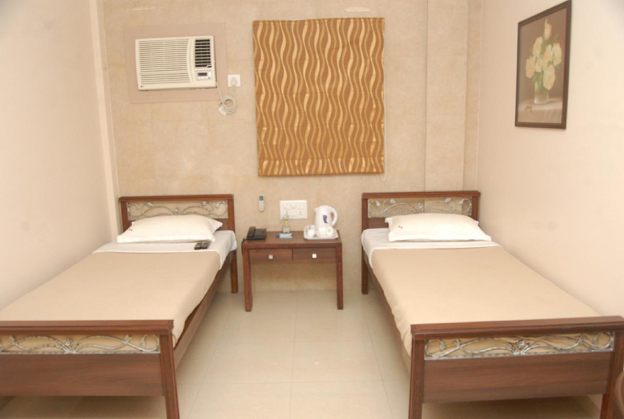 Haredia Hotel Mumbai Bagian luar foto