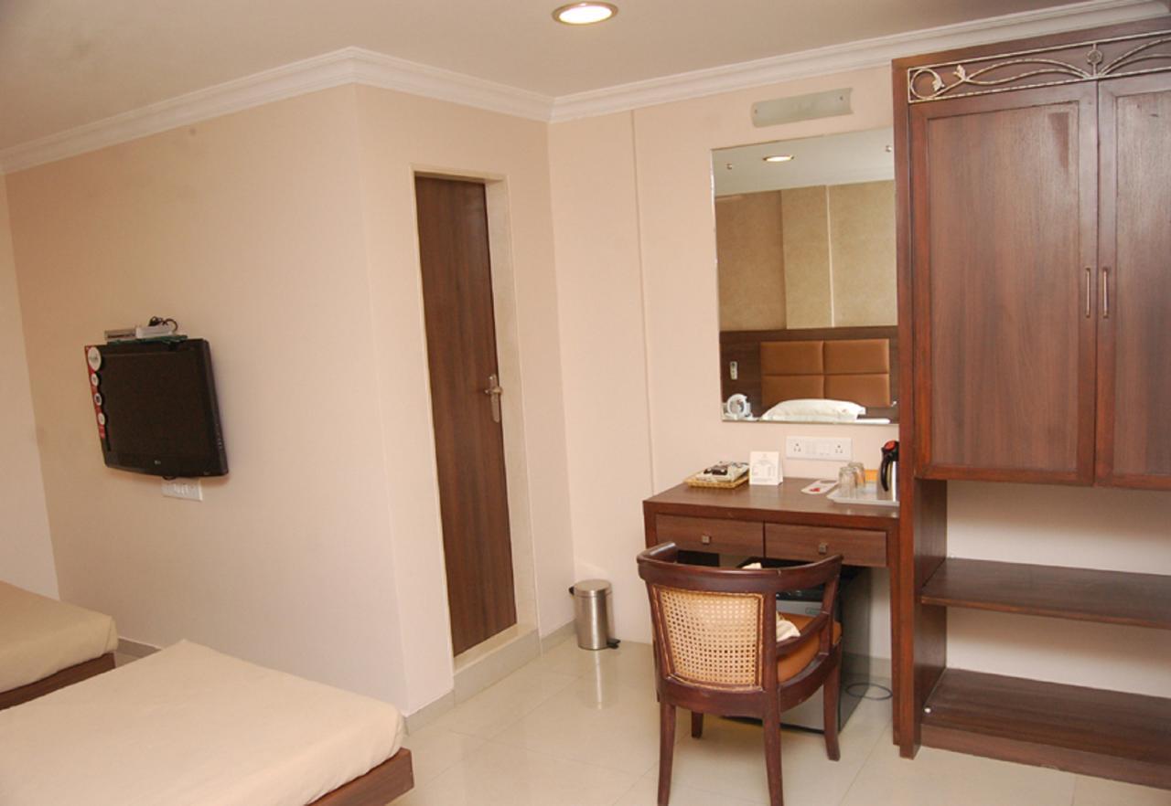 Haredia Hotel Mumbai Bagian luar foto